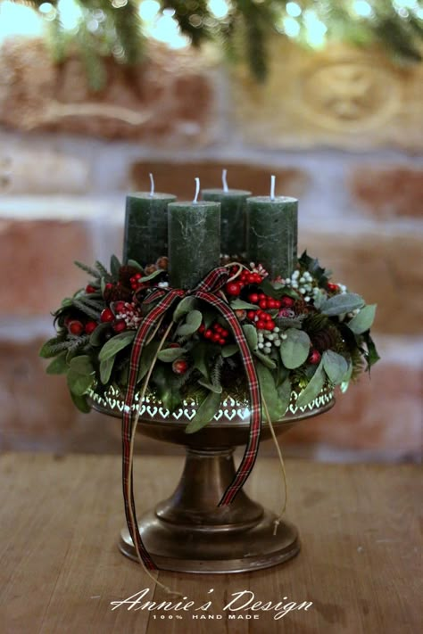 Advent Arrangements Christmas Tables, Advent Flower Arrangements, Christmas Wreaths Candles, Holly Centerpiece Christmas, Advent Table Centerpiece, Christmas Advent Candles Ideas, Christmas Candle Wreath, Advent Candles Ideas Decoration, Advent Wreath 2023