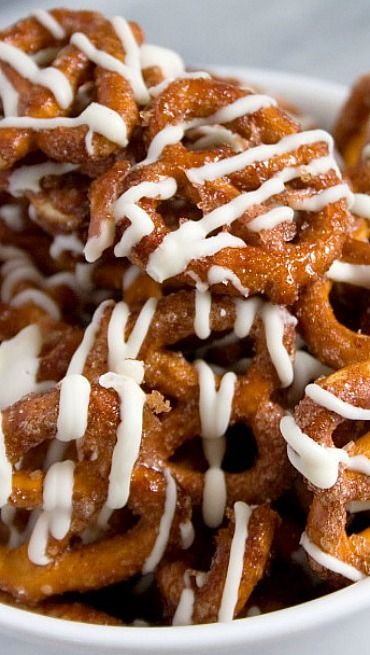 Cup Of Cake, Christmas Pretzels, Cinnamon Sugar Pretzels, Pretzels Recipe, Snack Mix Recipes, Chocolate Cinnamon, Yummy Sweets, Snack Mix, How Sweet Eats