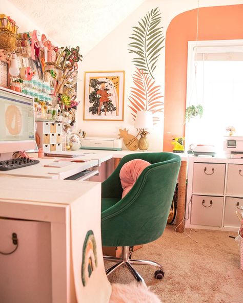 Girly Boho Office, Fun Office Decor Workspaces, Home Office Girly, Maximalist Home Office, Groovy Office, Girly Office Space, Artist Office, Girly Home Office, Craft Room Ideas