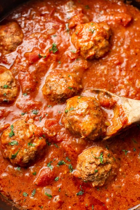 It's simple and straightforward to make spaghetti and meatballs from scratch and so much tastier than opening up a jar! Speggetti And Meatballs Recipes, Spagetti And Meatball Recipes, Chicken Meatball Spaghetti, Best Meatballs For Spaghetti, Meatball Spaghetti Recipes, Meatballs And Spaghetti, Spaghetti Sauce With Meatballs, Pasta Meatballs, Spaghetti Meatballs Recipe