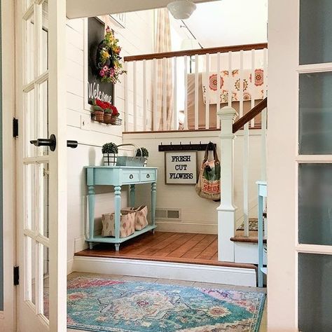 How cute is this entryway? Reminds me of entering a quaint little house on the beach with the teal blue accents and farmhouse rustic appeal. ⠀⠀⠀⠀⠀⠀⠀⠀⠀ ⠀⠀⠀⠀⠀⠀⠀⠀⠀ Photo credits: @goldenboysandme⠀⠀⠀⠀⠀⠀⠀⠀⠀ ⠀⠀⠀⠀⠀⠀⠀⠀⠀ #foxcarr #design #entrywaydecor #interior #interiordesign #farmhouse #home #homedecor #housewares #homedesign #farmhousedecor #entrance #entryway #rustic #flowers #interiorstyling #decoration #countryhome #farmhousestyle Eclectic Farmhouse Decor, Farmhouse Entry, Colorful Cottage, Eclectic Farmhouse, Cottage Style Decor, Décor Boho, Décor Diy, Boho Home, Eclectic Home