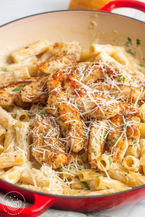 This easy one-pot creamy parmesan chicken pasta meal features a decadent garlic parmesan sauce and tender chicken and pasta. Keto Chicken Pasta Recipes, Parmesan Pasta With Chicken, Cooking Recipes For Dinner Pasta, Noodles And Co Copycat Recipes, Good Dinner Recipes For Picky Eaters, Fast Chicken Pasta Recipes, Dinner Idea With Chicken Tenderloins, Easy One Pot Chicken Dinner, Breaded Chicken And Pasta Recipes