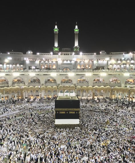 Why The Hajj Takes Place Next Week #refinery29 https://www.refinery29.com/en-us/2017/08/169665/what-is-hajj-pilgrimage-to-mecca Inspiring Islamic Quotes, What Is Hajj, Mecca Hajj, Pilgrimage To Mecca, Hajj Pilgrimage, Islamic Wallpaper Hd, Islamic Wallpaper, Makkah, Future Life