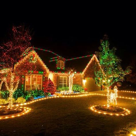 Outdoor Christmas Light Ideas, Diy Christmas Light Decorations, Exterior Christmas Lights, Christmas Light Ideas, Christmas Lights Outside, Diy Christmas Lights, Christmas Light Installation, Hanging Christmas Lights, Christmas House Lights