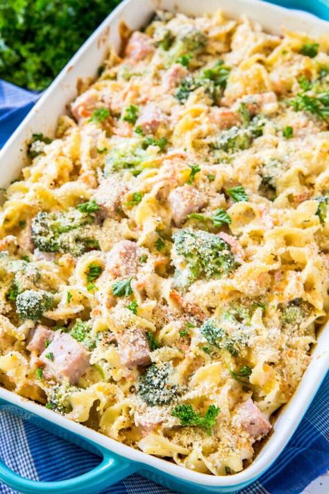 If you are looking for a great leftover ham recipe, this easy Creamy Ham Casserole is what you need! Loaded with bites of ham, cheesy noodles and veggies! #leftoverham #ham #casserole Ham Pasta Casserole, Leftover Ham Recipes Crockpot, Leftover Ham Recipes Casseroles, Ham Recipes Healthy, Pork Casserole Recipes, Ham And Rice Casserole, Leftover Ham Casserole, Recipes Using Ham, Cheesy Ham Casserole