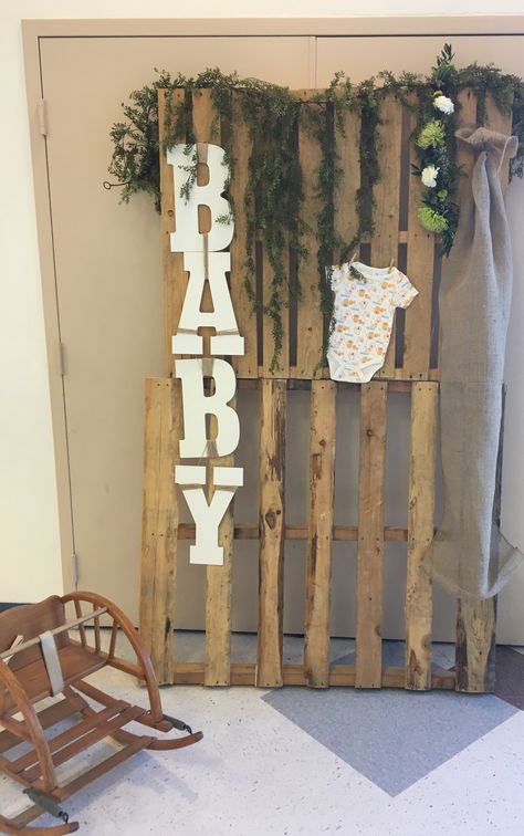 Baby shower Fall Photo Booth, Baby Niece, Gender Party, Foose, Baby Shower Backdrop, Fall Photo, Baby Shower Decor, Wooden Pallets, Fall Photos