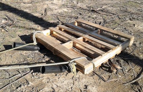 Easy pallet sled for moving round bales - Natural Horse World Diy Hay Feeder, Sheep Feeders, Round Bale Feeder, Hay Feeder For Horses, Paddock Trail, Horse Feeder, Horse Hacks, Bales Of Hay, Hay Storage