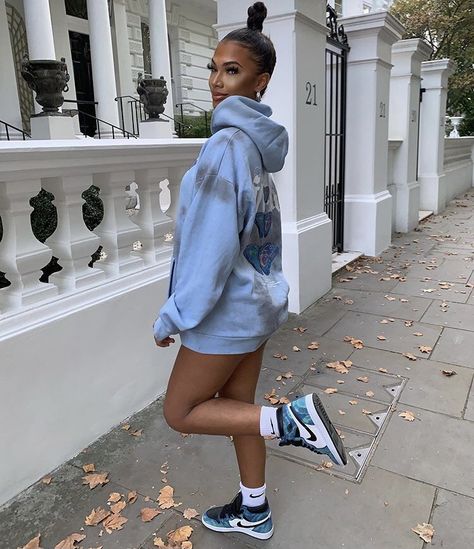 Oversized Hoodie Outfit, Oversized Hoodie Dress, Outfit Black Women, Fluffy Coat, Relaxed Outfit, Effortlessly Chic Outfits, Causal Outfits, Sherpa Pullover, Streetwear Fashion Women