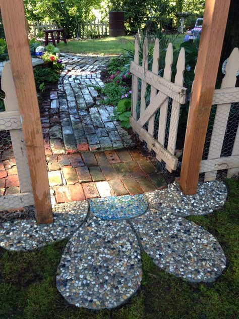 Flower Garden Paver Ideas, Beautiful Garden Pathways, Creative Garden Edging Ideas, Backyard Flower Garden Ideas Landscaping Pathways, Embankment Landscaping, Rock Garden Path, Garden Mosaic Projects, Rock Art Garden, Hippie Garden Ideas