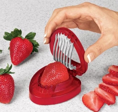 strawberry slicer Fruit Carving Tools, Cut Strawberries, Egg Slicer, Desain Pantry, Fruit Carving, Cooking Gadgets, Cool Kitchen Gadgets, Finger Food, Kitchen Supplies