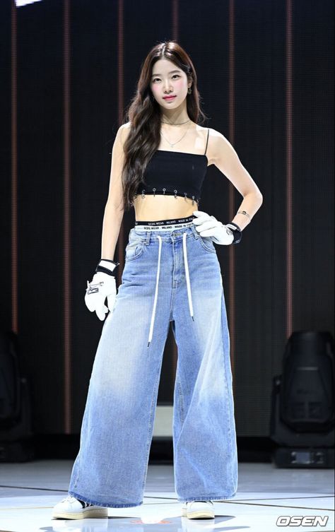 Kazuha Lesserafim Stage Outfit, Kazuha Antifragile Outfit, Kazuha Stage Outfit, Kpop Idol Outfits Stage, Idols Outfits Stage, Concert Outfit Jeans, Kpop Stage Outfits, Kazuha Nakamura, Kpop Stage