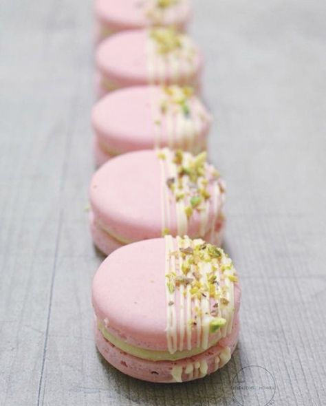 Kue Macaroon, Patisserie Fine, Macaron Flavors, Macaron Cookies, French Macaroons, Macaroon Recipes, Macaron Recipe, Cute Desserts, Macaroons