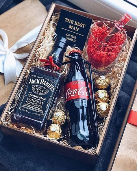 Diy Christmas Gifts For Friends, Gift Box For Men, Christmas Gift Basket Ideas, Alcohol Gifts, Christmas Gift For Mom, Cadeau Diy, Gift Basket Ideas, Christmas Gift Basket