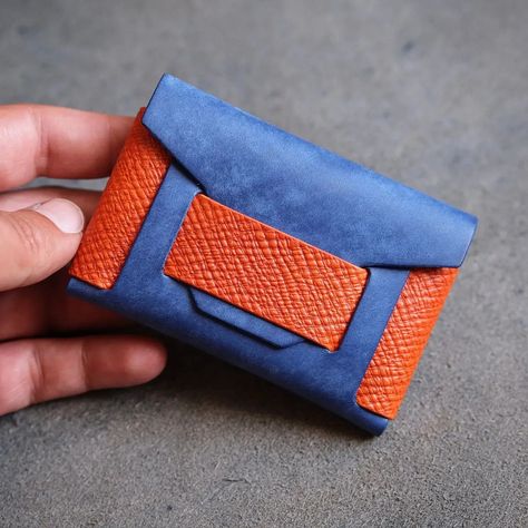 The Lobster stitch-less wallet pattern. Combining two leathers/colors in a no-sew design is the key for that one when it comes to looks. 🫠 Usually stitchless wallets require rather big irregular shape leather panel to do all the folding etc. but with the two parts of the Lobster you only need 20cm by 15cm panel to make it... sustainability and reducing leather waste is always important. 🤘 The Lobster holds up to 8 cards and folded cash in 10/6.6cm size. Happy crafting, Deyan ❤️ No Sew Wallet, Sew Wallet, Leather Wallet Pattern, Diy Wallet, Leather Panel, The Lobster, Wallet Pattern, No Sew, Leather Products