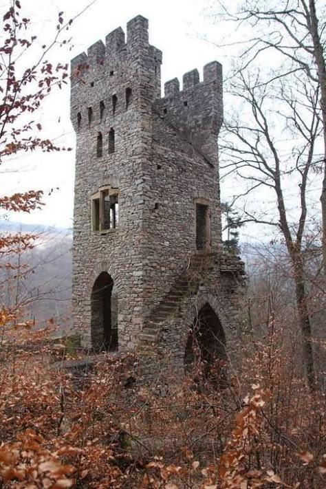 Small Castles, Beautiful Ruins, Abandoned Castles, Chateau France, Castle Ruins, Castle House, Beautiful Castles, Old Stone, Ancient Architecture