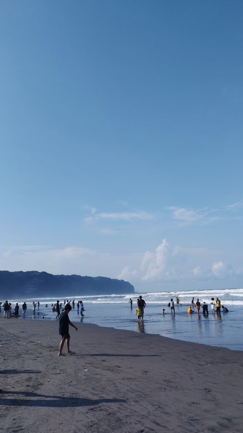 Pantai Parangtritis yang sangat indah dan terbentang luas People At The Beach Aesthetic, Dagat Pictures, Dagat Prank Picture, Parangtritis Beach, Banda Aceh, Hijabi Aesthetic, Padang, So Many People, Beach Aesthetic