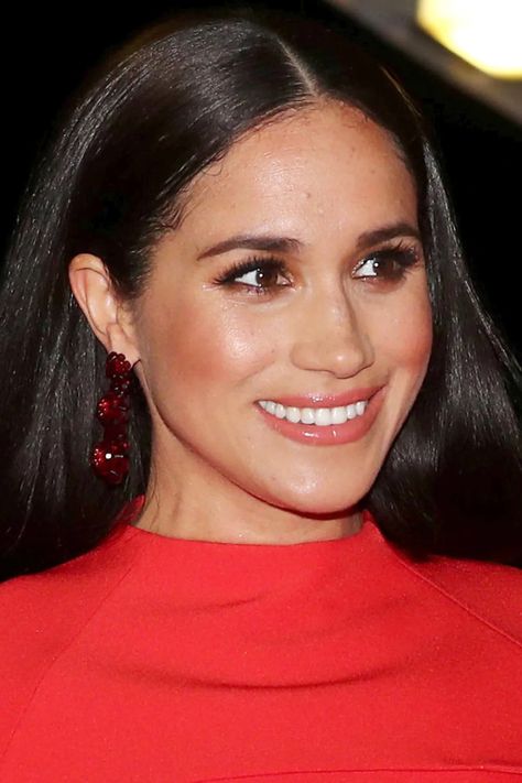 Meghan Markle Hair, Deep Red Lipsticks, Classy Makeup, Meghan Markle Wedding, Tousled Hair, Full Brows, Natural Glowing Skin, Makeup Looks Tutorial, Music Photo