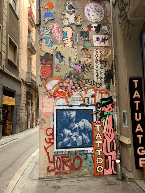 Streets in Barcelona Gòtic Barcelona Street Style, Barcelona Graffiti, Barcelona Vibes, Barcelona Life, Summer Graffiti, Barcelona Streets, Spain Streets, Street Posters, Barcelona Aesthetic