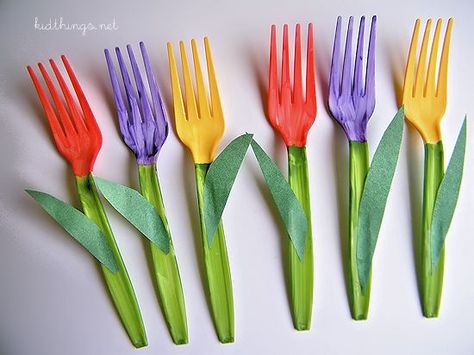 Kid-Made Mother's Day Bouquet Plastic Fork Tulips Craft Fork Crafts, Diy – Velikonoce, Diy Mother's Day Crafts, Recycled Crafts Kids, Mother's Day Bouquet, Plastic Forks, Spring Crafts For Kids, Diy Toddler, Mothers Day Crafts For Kids