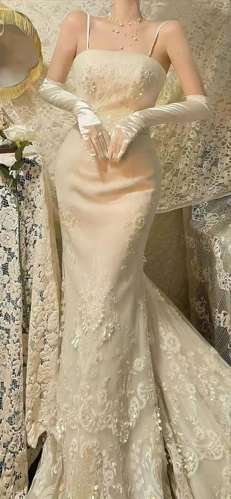 Gold Dress Aesthetic, Aesthetic Gown, Girls Dress Outfits, Exquisite Gowns, Dream Wedding Ideas Dresses, Fantasy Gowns, Pretty Prom Dresses, Stay Young, Grad Dresses