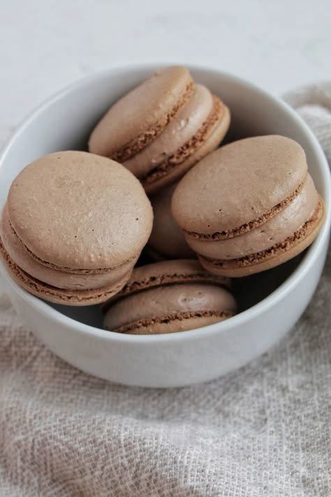 Nutella Macarons S'mores Macarons, Nutella Macaron Filling, Mocha Macarons, S’mores Macarons, Chocolate Macaron Recipe, Hazelnut Buttercream, Nutella Macarons, Macaroon Recipe, Macaron Recipes