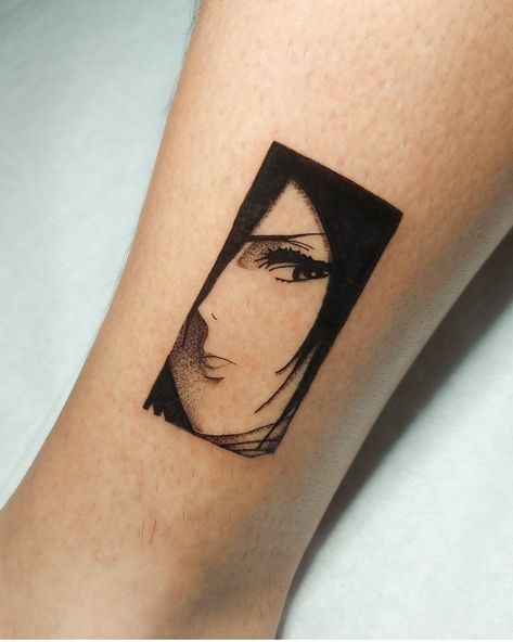 Tatuagem no tornozelo esquerdo em preto da Mikasa Ackerman do Attack on Titan/Shingeki no Kyojin Mikasa Tattoo Design, Aot Tattoo Mikasa, Mikasa Ackerman Tattoo Ideas, Shingeki No Kyojin Tattoo, Mikasa Tattoo, Attack On Titan Tattoo Ideas, Aot Mikasa, Titan Tattoo, Attack On Titan Tattoo