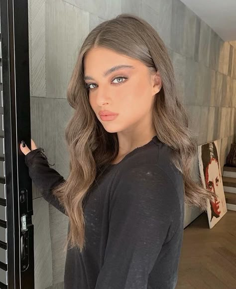 Light Ash Brown Hair, Hair Colour For Green Eyes, Rambut Brunette, Dark Blonde Hair Color, Beige Hair, Ash Hair Color, Brown Hair Inspo, Ash Blonde Hair, Dark Blonde Hair