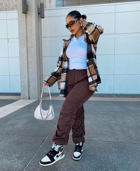 Brown Cargo Joggers Outfit, Fall Streetwear Joggers With Comfort Waistband, Spring Urban Cargo Style Sweatpants, Brown Joggers Outfit Women, Urban Style Brown Cargo Pants For Fall, Jogger Cargo Pants Outfit, Brown Joggers Outfit, Fall Sporty Brown Joggers, Cargo Joggers Outfits Women