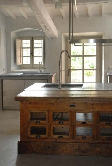 old shop counter reinvented Dapur Rustic, Shop Counter, Kitchen Benches, Apartment Kitchen, Large Kitchen, Beautiful Kitchens, Rustic Kitchen, Country Kitchen, Decor Rustic