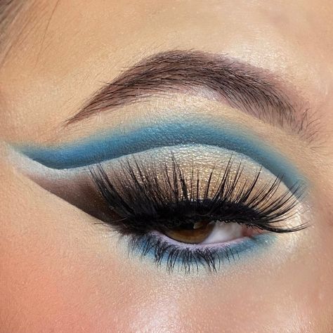 Blue Cutcrease Eyemakeup, Cutcrease Eyemakeup, Maquillaje Cut Crease, Blue Cut Crease, Cut Crease Eye Makeup, Cut Crease Eye, Cut Crease Makeup, Graphic Liner, Blue Eyeshadow