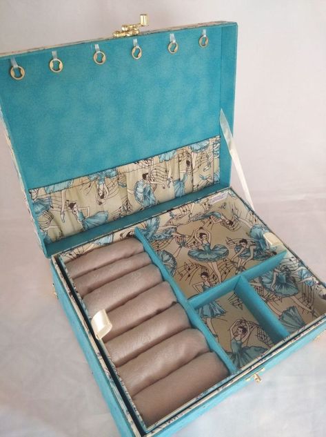 Diy Jewlery Box, Cartonnage Boxes, Jewerly Box Diy, Earrings Chains, Jewelry Box With Lock, Girly Room Decor, Box With Lock, Diy Jewelry Display, Jewelry Box Diy