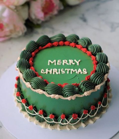 Christmas Design Cake, Winter Cake Decor, Christmas Cake Vintage, Vintage Cake Christmas, Pretty Christmas Cakes, Simple Christmas Cake Ideas, Christmas Vintage Cake, Christmas Cake Simple, Christmas Birthday Cake Ideas