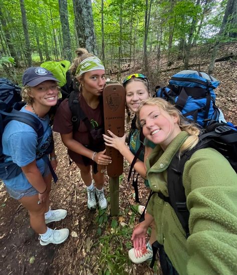 Hiking Picture Ideas Friends, Outdoor Activities Aesthetic, Hiking Pictures With Friends, Camping Fits, Hiking Outfits Summer, Hiking Hacks, Friends Hiking, Granola Aesthetic, Hiking Outfit Summer