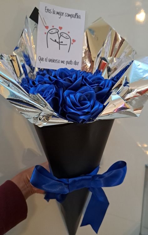 Ramo de rosas eternas azul rey #el,ella 🥰❤️❤️💐 Blue Ramo Buchon For Guys, Ribbon Ramo, Ramo Ideas, Paper Flowers For Kids, Ribbon Rose Bouquets, Ribbon Flowers Bouquet, Paper Flower Art, Ribbon Bouquet, Flower Gift Ideas