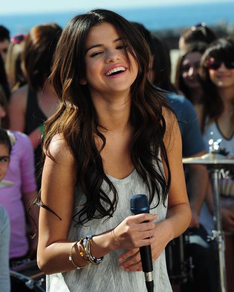 Selena Gomez Who Says, Selena Gomez Gif, Justin Selena, Selena Gomez Hair, La Girls, Selena Gomez Outfits, Alex Russo, Selena Gomez Cute, Wizards Of Waverly Place