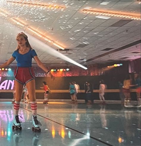 Angela Stranger Things Aesthetic, Angela Stranger Things Outfit, Stranger Things Roller Skating, Angela Stranger Things, Elodie Grace, Roller Skating Outfit, New American Girl Doll, Skate Outfit, Roller Skating Outfits