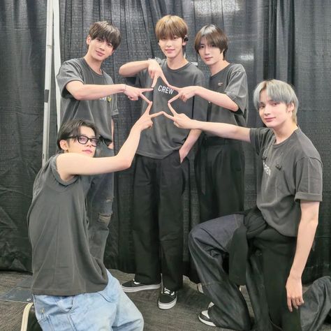 txt ot5 icon Txt Hand Sign, Txt Playlist Cover, Txt Group Photo Aesthetic, Bts And Txt, Txt Ot5, Txt Icon, Moa Collection, Group Photos, Kpop Guys