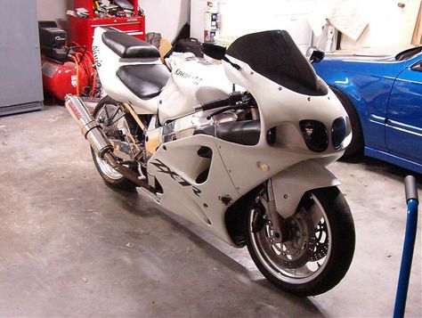 Kawasaki ZX7R Kawasaki Zx7r, Kawasaki Bikes, Custom Sport Bikes, Motos Honda, Motorbike Design, Crotch Rocket, Sports Bikes Motorcycles, Classic Bikes, Cafe Racers