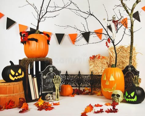 Fotos Halloween, Halloween Mini Session, Halloween 1st Birthdays, Scary Halloween Pumpkins, Halloween Photo Booth, Photo Halloween, 1st Birthday Photoshoot, Halloween Photography, Halloween Backdrop