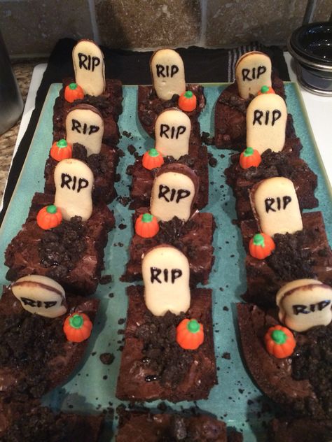 Halloween Tombstone Brownies, Halloween Graveyard Brownies, Grave Yard Brownies, Rip Brownies, Gravestone Brownies, Coffin Cupcakes, Coffin Brownies, Tombstone Brownies, Comidas Halloween