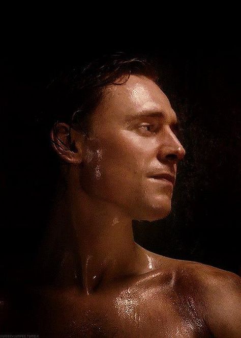 In my dreams... <3 Tom Hiddleston Shirtless, Loki Aesthetic, Avengers Imagines, Crimson Peak, Tyler Hoechlin, Thomas William Hiddleston, Ben Barnes, Marvel Actors, Loki Marvel