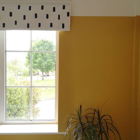 This DIY transformed a plain Ikea Ringblomma blind into a blackout, patterned beauty that fits so well into our newly updated guest room! Ikea Roman Blinds, Ikea Roman Shades, Ikea Blind, Pink Velvet Curtains, Ikea Blinds, Mustard Yellow Walls, Diy Roman Shades, White Blinds, Diy Storage Rack