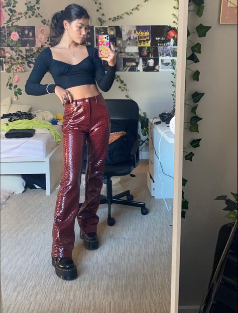 Dark Red Leather Pants Outfit, Red Vinyl Pants Outfit, Frank Carter, Outfit Pantalon, Rockstar Fashion, Red Pants Outfit, Patent Leather Pants, Red Leather Pants, Ideal Aesthetic