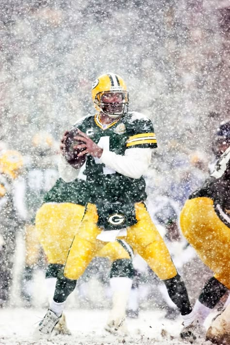 Nfl Snow Game, Nfl Snow Wallpaper, Snow Football, Classic Shots, Snow Games, Nfl Legends, Nfl Wallpaper, Packers Baby, Go Packers