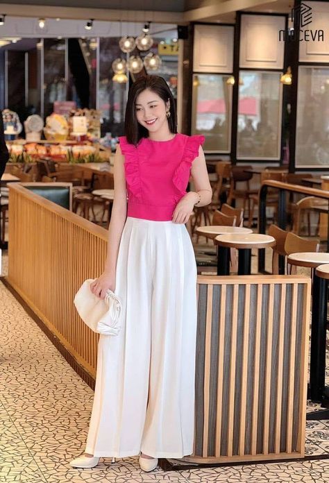 Jean Top Outfits, Moda China, Elegant Outfit Classy, Sunday Dress, Holiday Romance, Myanmar Dress Design, Korean Fashion Dress, Prom Dress Inspiration, Stylish Dress Book