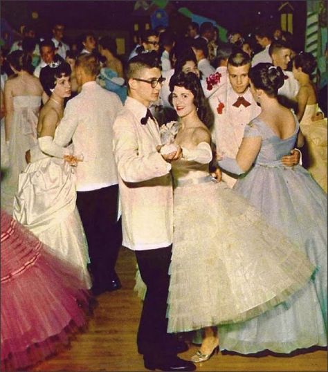 vintage everyday: Fashion for Teen – 33 Charming Snapshots Captured Young Girls… 1950s Prom, Zombie Prom, 50s Prom, High School Prom, Formal Dance, Look Retro, People Dancing, Vintage Prom, Photo Vintage