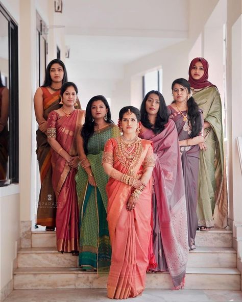 Cousins Poses For Wedding, Cousins Photo Shoot Group Poses Wedding, Indian Bridesmaids Photoshoot, Group Photo Poses Traditional, Marriage Poses With Friends, Onam Photoshoot Group Poses, Saree For Friends Wedding Indian, Traditional Group Photoshoot, Group Photo Poses In Saree