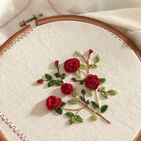 Hand Embroidery Designs For Handkerchief, Corak Inai, Embroidery Learning, Handkerchief Embroidery, Modern Hand Embroidery Patterns, Basic Hand Embroidery Stitches, Clothes Embroidery Diy, Miniature Embroidery, Hand Embroidery Patterns Flowers