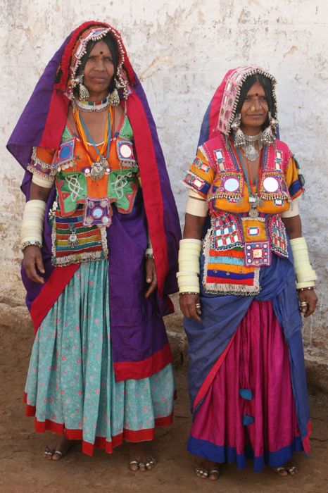 Banjara Women, India . Here you can see the vintage coins and mirrors similar to those used to decorate BongoJazz designer bags. BongoJazz has sourced a vibrant and original collection of Thai and Indian, handcrafted bags.... BongoJazz.co.uk Colorful Clothing, Costumes Around The World, India People, We Are The World, Andhra Pradesh, Traditional Fashion, Folk Costume, World Cultures, Ethnic Fashion