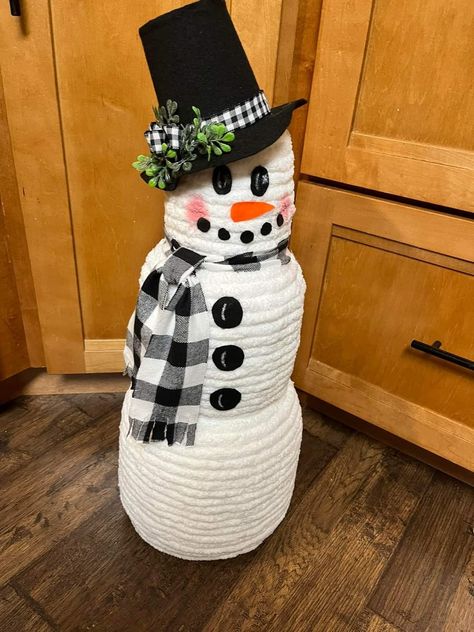 Yarn Wrapped Snowman, Stacked Pumpkin Snowman, Snowman Made Out Of Dollar Tree Stackable Pumpkins, Dollar Tree Stackable Snowman, Dollar Tree Stacked Pumpkin Crafts, Stackable Pumpkin Snowman, Stackable Pumpkin Ideas, Dollar Tree Stacked Pumpkins Ideas, Stacking Pumpkins Ideas